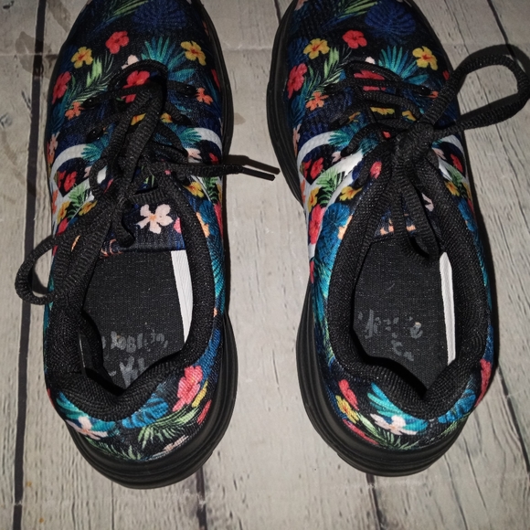 EUC Yes We Vibe Tropical Peace sneaker - 7 - Picture 9 of 10